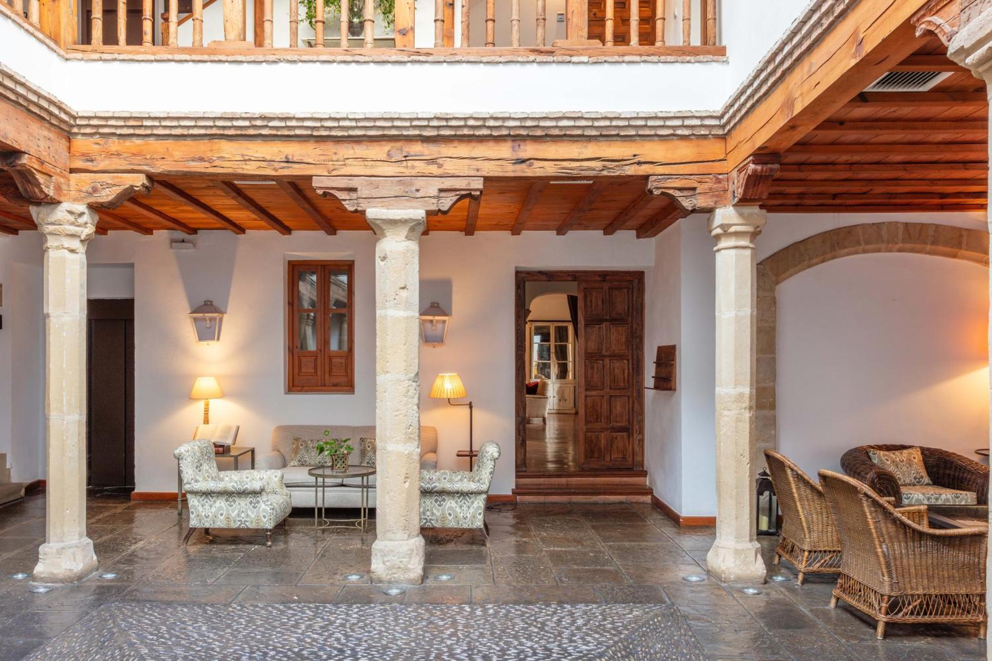 Hotel Puerta De La Luna Баэса Экстерьер фото